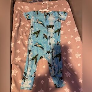 Bums& roses sea turtle zippy size 3-6